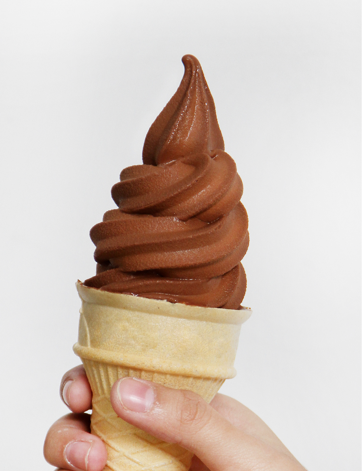 Mano sujetando cono de chocolate helado